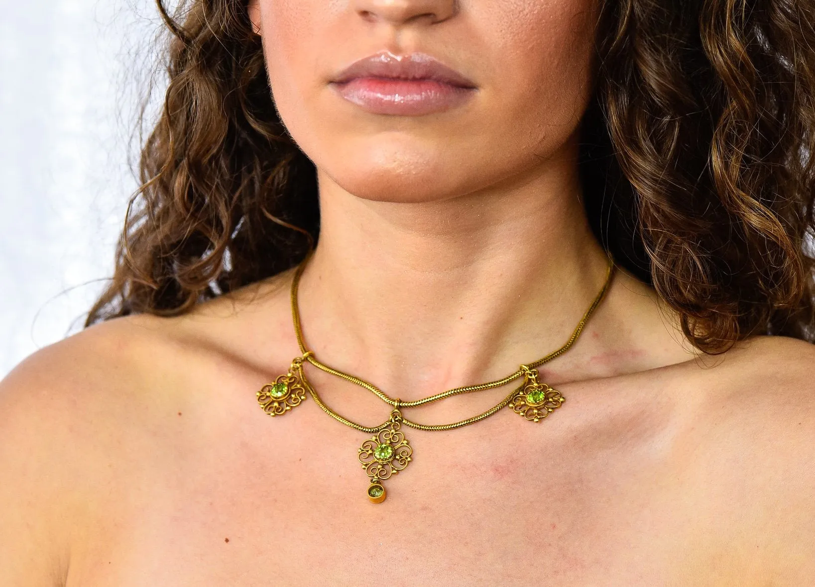 Art Nouveau 8.50 CTW Peridot 14 Karat Gold Swag Necklace